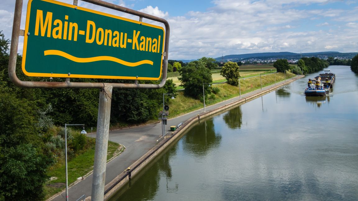 Kanal mit Schiff und Verkehrsschild "Main-Donau-Kanal"
