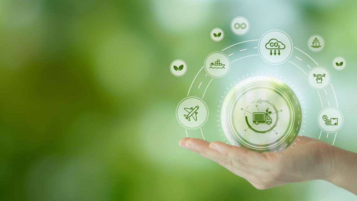 Grafik mit Icons zu nachhaltigem Verkehr und CO₂‑Reduktion über einer geöffneten Hand.