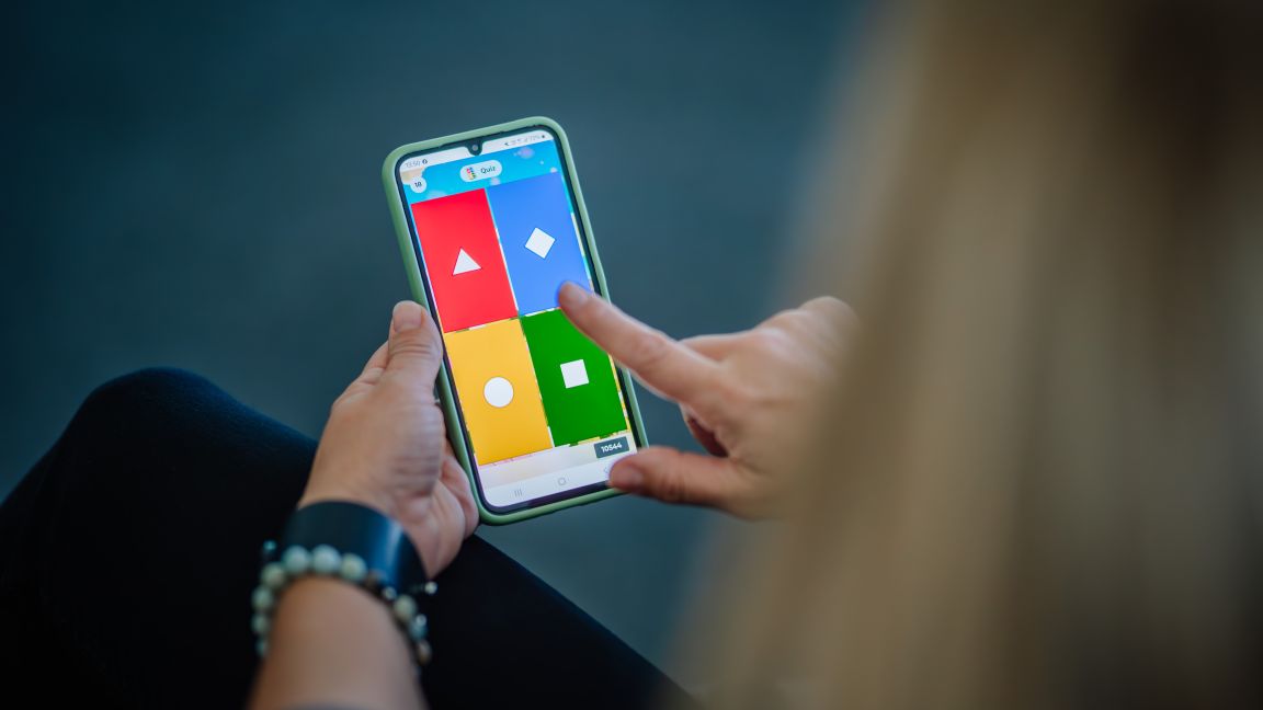 Eine Person, die am Smartphone ein Kahoot-Quiz spielt