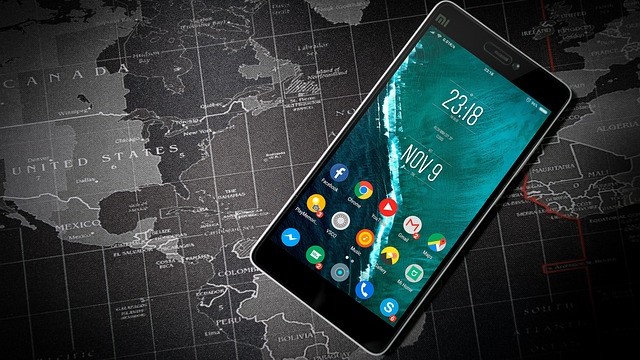 Smartphone mit Weltkugel im Hintergrund