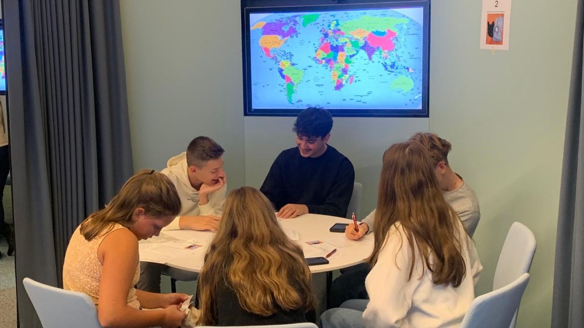 Schüler und Schülerinnen bei einer Gruppenarbeit